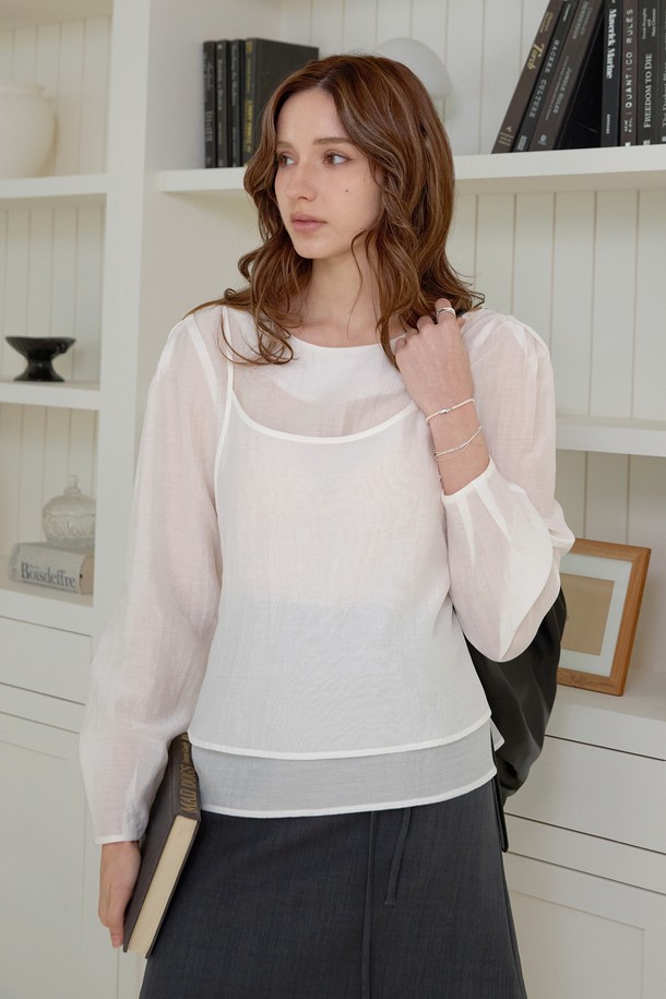 페미닌한 무드의 뷔스티에 라운드블라우스입니다. 얇은 시폰 소재로 제작되어 봄, 여름 시즌 시원하게 착용하기 좋으며, 은은하게 비치는 시스루 디자인이 매력적입니다. 라운드넥과 긴 소매 기장으로 단정하면서도 여성스러운 분위기를 연출합니다. 레귤러핏으로 편안하게 착용 가능하며, 데이트룩, 모임룩, 소개팅룩 등 다양한 TPO에 활용할 수 있습니다. 로맨틱하고 미니멀한 스타일을 즐기는 분들께 추천합니다.
