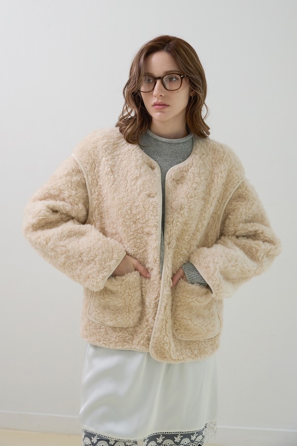 부드러운 촉감의 플리스 소재와 시어링으로 포근함을 더한 라운드 시어링 자켓입니다. 아이보리, 베이지 두 가지 색상으로 출시되어 어떤 옷에도 쉽게 매치할 수 있습니다. 캐주얼, 베이직 스타일을 즐겨 입는 여성분들께 추천하며, 가을, 겨울 시즌 데일리룩에 따뜻함을 더해줍니다. 집업 여밈 방식과 오버핏 디자인으로 편안한 착용감을 선사하며, 크롭 기장으로 트렌디한 스타일을 연출합니다. 포켓 디테일이 있어 실용성을 더했습니다.
