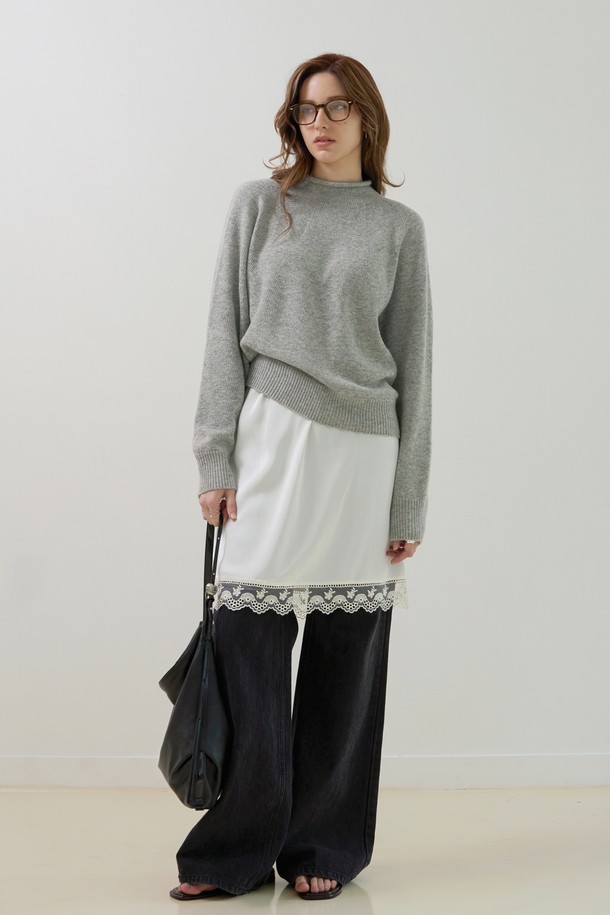 "실키 레이어드 레이스스커트"는 부드러운 실크와 레이스 소재로 제작되어 은은한 광택과 고급스러운 분위기를 자아냅니다. A라인 핏과 루즈핏으로 편안하면서도 여성스러운 실루엣을 연출하며, 레이어드 디자인과 섬세한 레이스 디테일이 돋보입니다. 봄, 가을 시즌에 어울리며, 데이트룩이나 모임룩으로 활용하여 엘레강스하고 페미닌한 스타일을 완성할 수 있습니다. 화이트와 블랙 두 가지 색상으로 제공되어, 클래식, 로맨틱, 미니멀 스타일 모두 소화 가능합니다.
