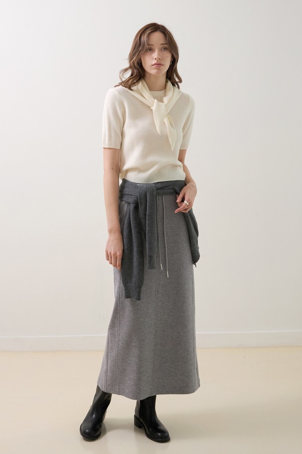 부드러운 면 소재로 제작되어 편안한 착용감을 선사하는 커브 스트링 밴딩스커트입니다. 베이직한 디자인과 A라인 핏으로 캐주얼한 무드를 연출하며, 일상 속에서 편안하게 즐겨 입기 좋습니다. 허리 부분의 스트링 디테일로 허리 라인을 조절하여 더욱 슬림한 핏을 연출할 수 있습니다. 톤 다운된 그레이 컬러와 무지 패턴으로 다양한 상의와 쉽게 매치할 수 있으며, 산책룩이나 미니멀한 스타일을 연출하기 좋습니다. 실용성을 더하는 포켓 디테일까지 갖춰 활동성을 높였습니다.
