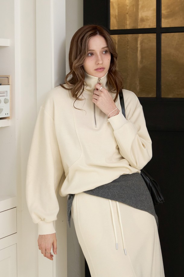 **커브 하이넥 하프집업**은 여성 고객을 위한 가을/겨울용 상의입니다. 부드러운 니트 소재로 제작되어 포근한 착용감을 선사하며, 루즈핏으로 편안하게 착용할 수 있습니다. 미니멀하고 베이직한 디자인으로 다양한 스타일 연출에 용이하며, 하이넥과 하프 집업 디테일이 특징입니다. 아이보리와 화이트 두 가지 색상으로 제공됩니다. 무지 패턴의 긴소매 디자인으로 일상에서 활용하기 좋습니다.
