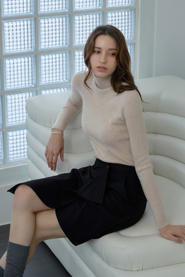 부드러운 울 소재의 데일리 홀가먼트 터틀넥 니트입니다. 베이직하고 미니멀한 디자인으로, 가을과 겨울에 따뜻하게 착용할 수 있습니다. 레귤러핏으로 편안하게 떨어지는 핏이며, 아이보리 컬러로 어떤 스타일에도 잘 어울립니다. 두꺼운 두께감과 긴 소매 기장으로 포근함을 더하며, 일상에서 활용하기 좋은 아이템입니다. 홀가먼트 기법으로 제작되어 깔끔한 핏을 연출합니다.

