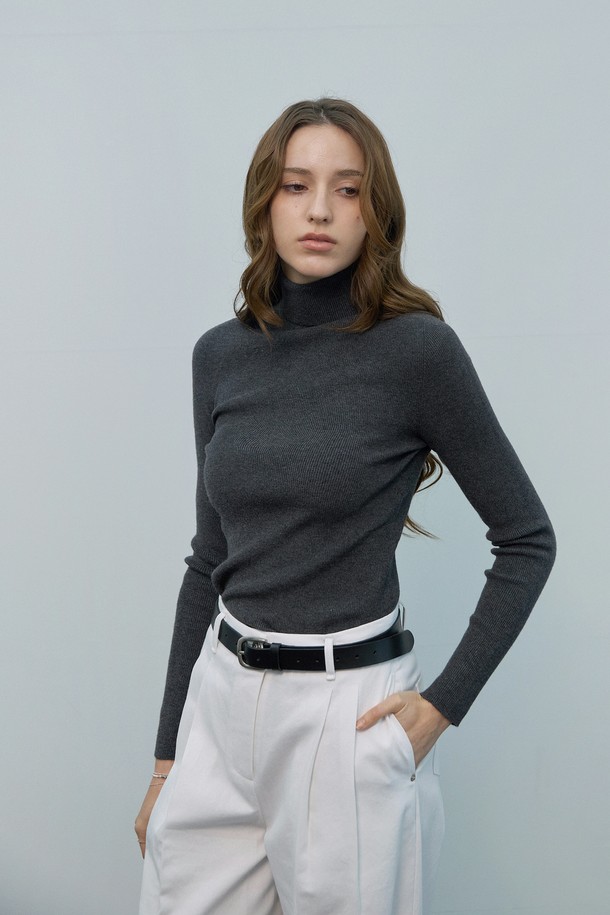 데일리 홀가먼트 터틀넥 니트는 여성스러운 실루엣을 연출하는 슬림핏 니트입니다. 부드러운 촉감의 두꺼운 니트 소재로 제작되어 가을, 겨울철 따뜻하게 착용할 수 있습니다. 차콜 그레이 색상에 심플한 디자인으로, 베이직하고 미니멀한 스타일을 즐기는 분들께 추천합니다. 출근룩과 데이트룩 등 다양한 TPO에 활용 가능하며, 미니멀, 클래식, 캐주얼 스타일을 모두 소화할 수 있습니다. 홀가먼트 기법으로 제작되어 편안한 착용감을 선사하는 데일리 아이템입니다.
