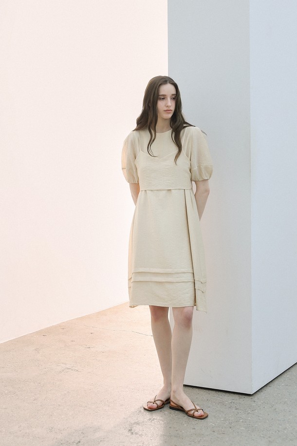 우아하고 페미닌한 무드의 하프 뷔스티에 볼륨원피스입니다. 실크, 나일론, 폴리에스테르 혼방의 광택감 있는 부드러운 소재로 제작되었으며, 얇은 두께감으로 봄, 여름 시즌에 시원하게 착용하기 좋습니다. 라운드넥에 루즈핏으로 편안한 착용감을 선사하며, 플리츠 디테일과 볼륨 슬리브, 뷔스티에 세트 구성으로 특별함을 더했습니다. 블랙, 베이지, 아이보리 세 가지 컬러로 만나보세요.
