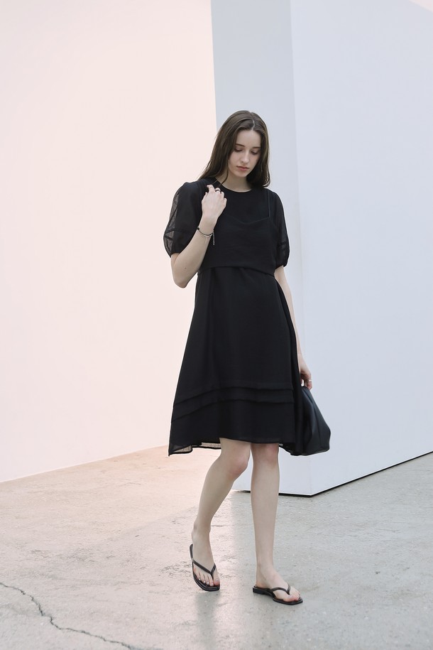 **하프 뷔스티에 볼륨원피스**는 실크, 나일론, 폴리에스테르 혼방 소재로 부드러운 촉감과 은은한 광택감을 선사하며, 페미닌하고 엘레강스한 무드를 연출합니다. 라운드넥에 하프 소매 기장, 루즈핏의 벌룬 치마 디자인으로 편안하면서도 세련된 스타일을 완성하며, 블랙, 베이지, 아이보리 3가지 컬러로 제공됩니다. 세트 구성(원피스 + 뷔스티에)과 플리츠 디테일, 안감 처리가 더해져 완성도를 높인 일상용 원피스입니다.
