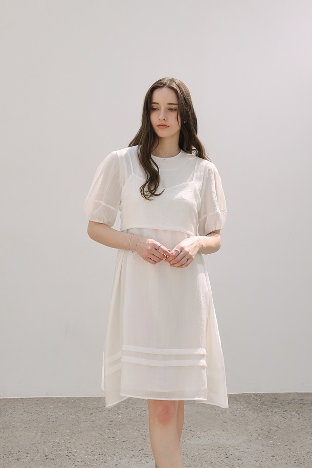 우아하고 페미닌한 무드의 하프 뷔스티에 볼륨 원피스입니다. 실크, 나일론, 폴리에스테르 혼방 소재로 제작되어 부드러운 촉감과 은은한 광택감을 선사하며, 하프 벌룬 소매와 플리츠 밑단 디테일이 특징입니다. 라운드넥 디자인에 루즈핏으로 편안하게 착용 가능하며, 블랙, 베이지, 아이보리 3가지 컬러로 만나볼 수 있습니다.
