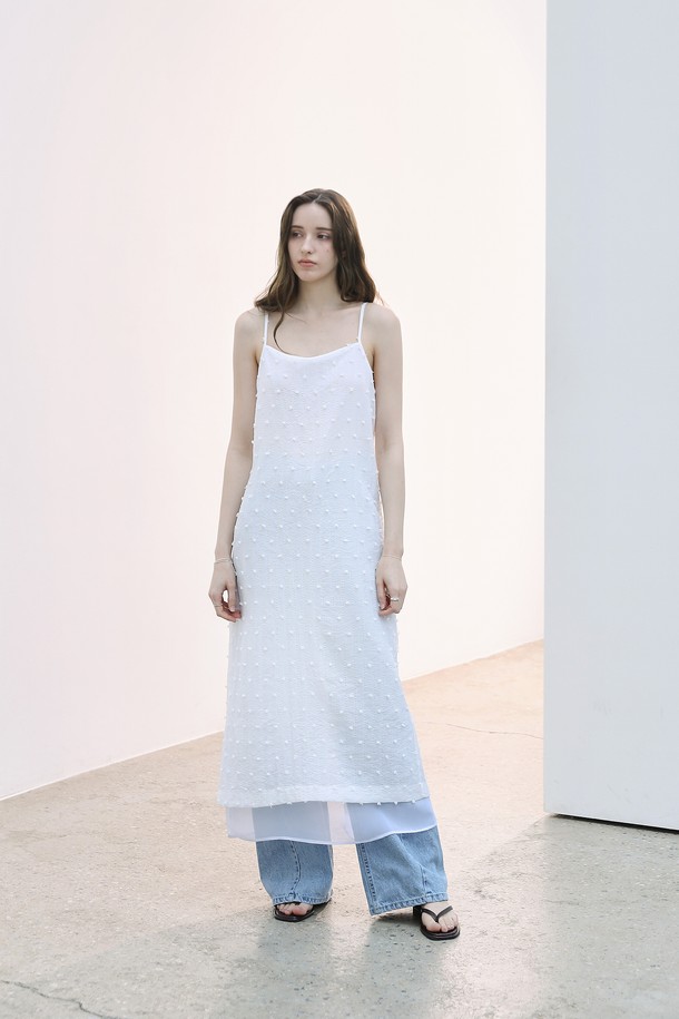 우아하고 베이직한 스타일의 여성용 자가드 레이어드 슬립 원피스입니다. 봄, 여름 시즌에 어울리는 얇은 두께감과 부드러운 촉감, 시원한 착용감을 선사하며, 데일리, 캐주얼, 특별한 날까지 폭넓게 활용 가능합니다. 입체적인 자가드 원단과 레이어드 디자인, 백 슬릿 디테일, 이너 라이닝을 더해 고급스러운 분위기를 연출합니다.
