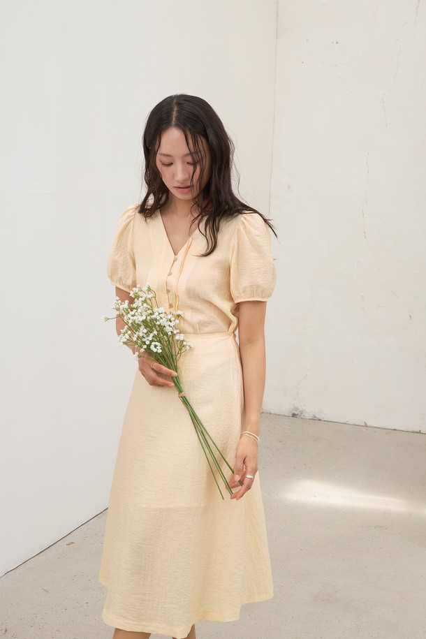 **텐셀 투웨이 브이원피스**는 부드러운 텐셀 혼방 소재로 제작되어 봄, 여름 시즌에 시원하고 편안하게 착용하기 좋습니다. 페미닌한 무드의 A라인 실루엣에 벌룬 소매, 컷아웃 디테일이 더해져 우아한 분위기를 연출하며, 앞면 버튼과 뒷면 허리 스트링으로 핏을 조절할 수 있습니다. 블루, 베이지 두 가지 컬러로 만나보실 수 있으며, 스커트 부분 안감 처리가 되어 있습니다.
