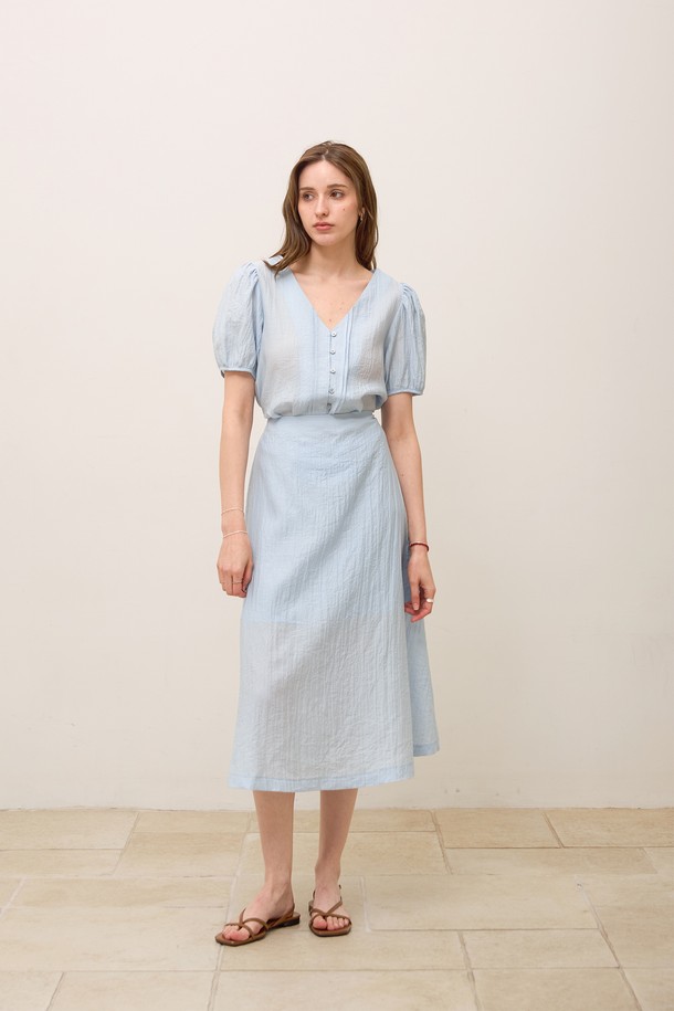 **텐셀 투웨이 브이원피스**는 여성스러운 실루엣을 연출해주는 원피스입니다. 부드러운 촉감의 레이온, 나일론, 폴리에스테르 혼방 소재로 제작되었으며, 봄, 여름에 시원하게 착용하기 좋습니다. 슬림핏, 레귤러핏, 루즈핏으로 연출 가능하며, 앞면 컷아웃 디테일, 벌룬 소매, 뒷면 허리 스트링, 앞면 버튼 여밈, 투웨이 착용이 가능한 디자인으로 우아하고 페미닌한 스타일을 완성합니다.
