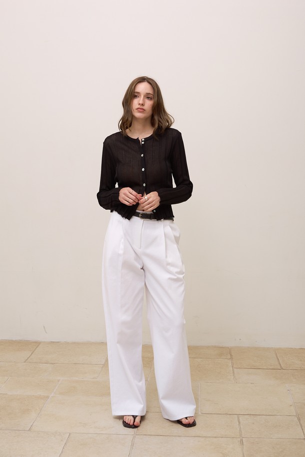 **리브드 시스루 가디건**은 여성스러운 실루엣을 연출하는 상의입니다. 시원한 착용감의 폴리에스테르와 나일론 혼방 소재로 제작되었으며, 슬림핏과 긴 소매, 라운드넥 디자인이 특징입니다. 봄, 여름 시즌에 어울리는 얇은 두께감과 시스루 소재, 골지 패턴이 은은한 매력을 더하며, 앞면 버튼 여밈과 장식 디테일로 포인트를 주어 오픈 가디건 또는 풀오버로 다양하게 활용 가능합니다. 화이트와 블랙 두 가지 색상으로 만나보세요.
