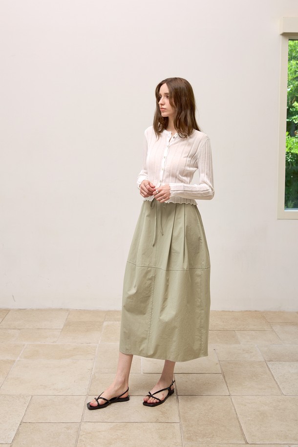 얇고 시원한 촉감의 리브드 시스루 가디건입니다. 슬림핏으로 여성스러운 실루엣을 연출하며, 봄, 여름 시즌에 활용하기 좋습니다. 라운드넥에 긴 소매, 골지 패턴과 시스루 소재, 한쪽 앞면 장식 디테일이 특징이며, 오픈형 또는 풀오버 스타일로 다양하게 연출할 수 있습니다.
색상은 화이트와 블랙 두 가지로 출시되었습니다.
