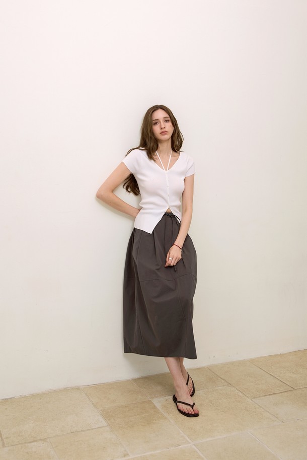 **코튼 스트링 벌룬스커트**

부드러운 면 소재와 바이오워싱 공법으로 제작되어 편안한 착용감을 선사하는 코튼 스트링 벌룬스커트입니다. 허리 스트링 디테일과 뒷면 밴딩으로 허리 라인을 잡아주며, 입체적인 벌룬 핏으로 사랑스러운 실루엣을 연출합니다. 두께감 있는 고밀도 트윌 코튼 원단과 뒷트임 디자인으로, 봄, 여름, 가을 다양한 계절에 캐주얼하게 즐기기 좋습니다. 데일리룩, 동네 마실룩, 카페룩 등 어떤 스타일에도 잘 어울리는 활용도 높은 아이템입니다.
