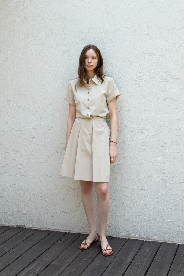 **로우 플리츠 코튼원피스**는 여름철 시원하고 편안하게 즐길 수 있는 여성용 원피스입니다. 부드러운 촉감의 고밀도 코튼 트윌 소재로 제작되어 비침 걱정 없이 착용 가능하며, 셔츠 칼라와 앞면 버튼 여밈 디테일이 특징입니다. 뒷면 허리 스트링으로 실루엣을 조절하여 모던한 스타일을 연출할 수 있으며, 플리츠 디테일이 여성스러운 분위기를 더합니다. 베이지와 블랙 두 가지 컬러로 출시되어 일상 및 여행, 휴가룩 등 다양한 TPO에 맞춰 활용하기 좋습니다. 루즈핏으로 편안함을 강조한 디자인이 돋보입니다.
