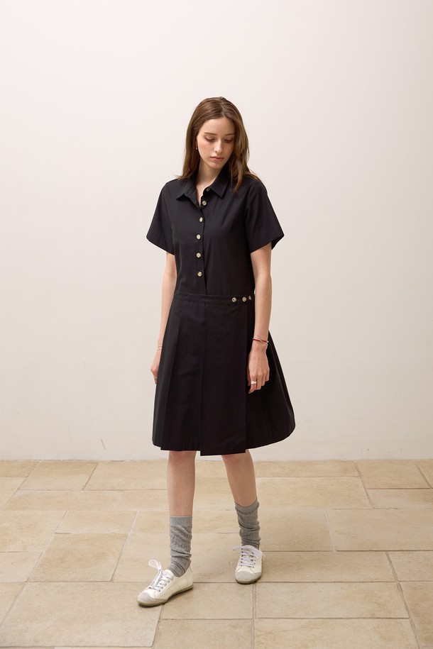 **로우 플리츠 코튼원피스**는 부드러운 면 소재로 제작되어 편안한 착용감을 선사합니다. 셔츠 칼라 디자인에 앞면 버튼 여밈으로 깔끔한 분위기를 연출하며, 허리 스트링으로 실루엣을 조절하여 다양한 스타일을 연출할 수 있습니다. 봄, 여름 시즌에 어울리는 얇은 두께감과 플리츠 치마 타입으로 여성스러운 매력을 더합니다. 베이지와 블랙 두 가지 색상으로 제공되며, 모던, 미니멀, 클래식, 캐주얼 스타일을 즐기는 분들께 데이트룩, 카페룩으로 추천합니다. 
