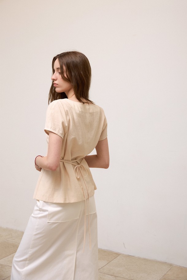 **하프 벨티드 오픈블라우스**는 레이온, 폴리에스터, 린넨 혼방 소재로 제작되어 부드러운 촉감을 선사하며, 봄, 여름 시즌에 시원하게 착용하기 좋습니다. 허리 벨트로 실루엣을 조절할 수 있으며, 브이넥 라인과 볼륨 소매 디자인이 페미닌하고 우아한 분위기를 연출합니다. 화이트와 베이지 두 가지 색상으로 출시되었으며, 데일리룩 또는 특별한 날에도 활용하기 좋은 레귤러핏 반소매 블라우스입니다.
