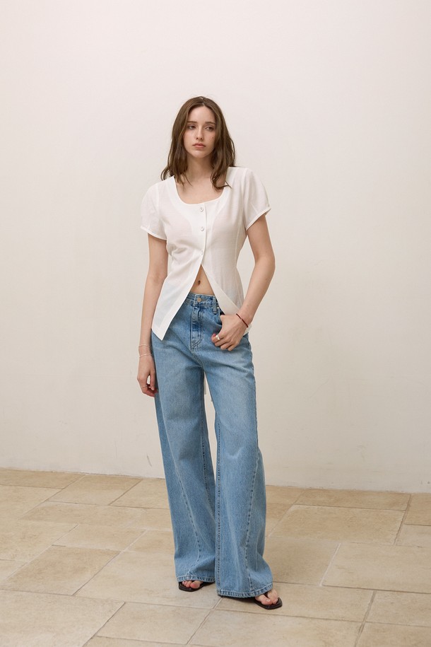 **하프 벨티드 오픈블라우스**는 레이온, 폴리에스테르, 린넨 혼방 소재로 제작되어 부드러운 촉감과 얇은 두께감으로 봄, 여름 시즌 시원하게 착용하기 좋습니다. 페미닌하고 우아한 무드를 연출하며, 허리 벨트로 슬림한 핏을 강조할 수 있습니다. 반소매, 브이넥 디자인에 벨트 포함, 앞면 버튼 여밈 디테일과 볼륨 소매로 포인트를 더한 데일리 블라우스입니다.
