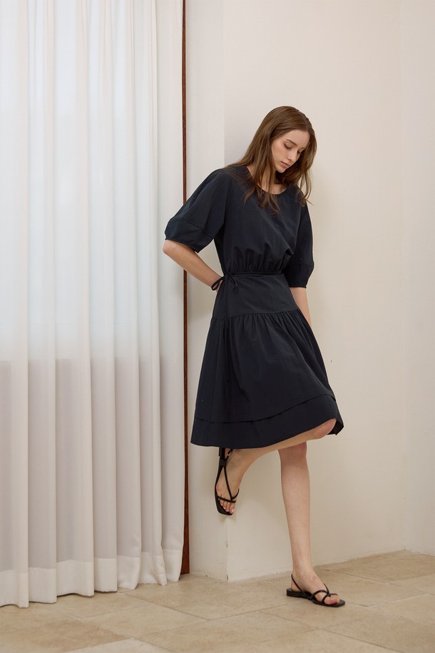 네이비 화이트와 화이트 두 가지 색상으로 출시된 텐셀 티어드 볼륨 원피스입니다. 얇은 두께감의 린넨, 나일론, 폴리에스테르 혼방 소재로 제작되어 부드러운 촉감을 선사합니다. 라운드넥에 반소매 디자인이며, 페미닌한 무드를 연출하는 레귤러핏 티어드 원피스입니다. 벌룬 소매 실루엣과 뒷면 중앙 지퍼, 허리 밴딩, 스트링 디테일이 특징입니다. 데이트룩, 카페룩, 여행룩 등 다양한 TPO에 로맨틱, 미니멀, 클래식 스타일로 연출하기 좋습니다.
