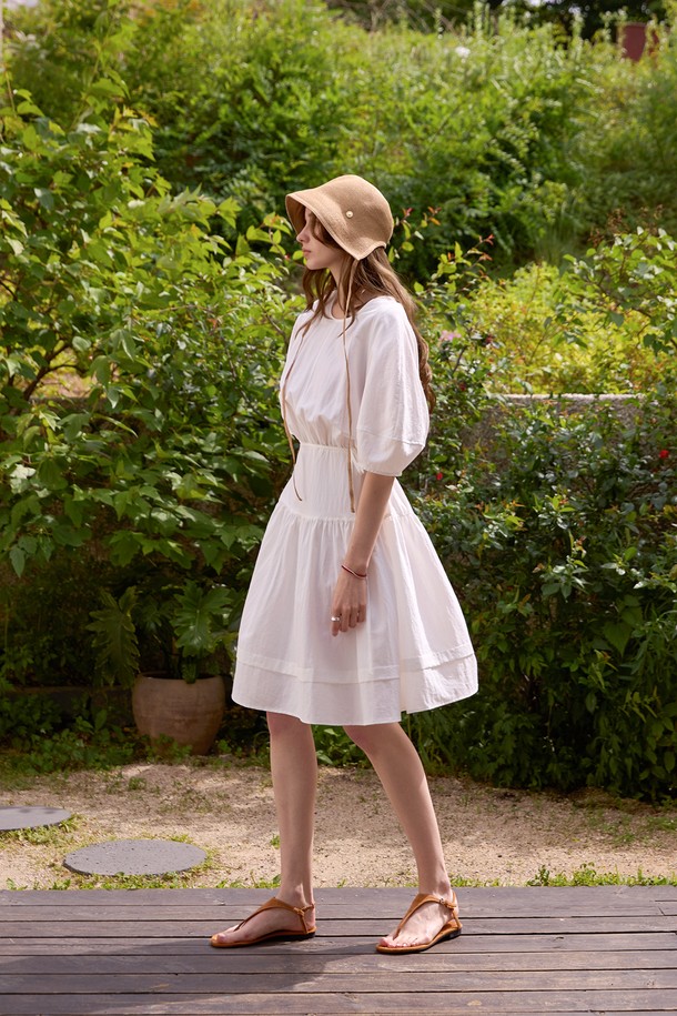 네이비와 화이트 컬러로 출시된 텐셀 티어드 볼륨원피스입니다. 부드러운 텐셀, 나일론, 폴리에스테르 혼방 소재로 제작되어 편안한 착용감을 선사합니다. 라운드넥에 반소매 디자인이며, 벌룬 소매와 티어드 치마가 여성스러운 실루엣을 연출합니다. 백센터 지퍼, 뒷면 허리 밴딩 및 스트링 디테일로 활동성을 더했습니다. 데이트룩, 카페룩, 여행룩 등 다양한 TPO에 클래식, 미니멀, 로맨틱 스타일로 활용하기 좋습니다.
