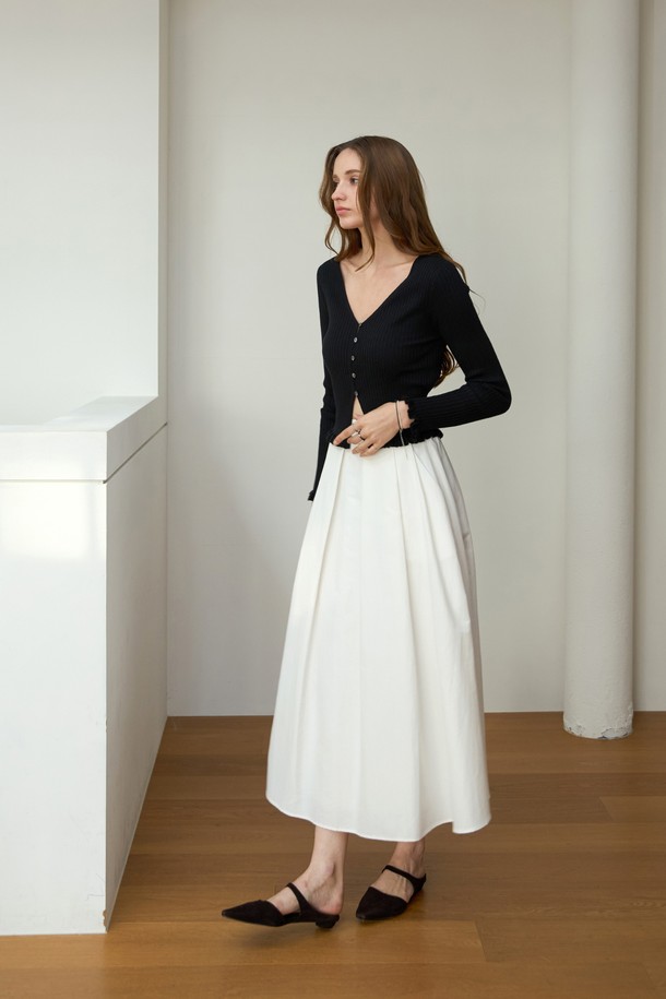 **리브드 프릴 브이가디건**은 여성 의류로, 봄, 가을에 착용하기 좋은 슬림핏 가디건입니다. 블랙과 아이보리 두 가지 색상으로 제공되며, 미니멀하고 페미닌한 스타일을 연출합니다. 브이넥 디자인에 긴소매, 골지 패턴이 돋보이며, 부드러운 촉감의 나일론, 폴리에스테르, 아크릴, 울 혼방 소재로 제작되었습니다. 프릴 디테일이 여성스러움을 더하며, 싱글 버튼 여밈 방식으로 편안하게 착용할 수 있습니다. 데이트룩, 카페룩, 모임룩 등 다양한 TPO에 활용할 수 있으며, 클래식하면서도 미니멀한 스타일을 완성합니다.
