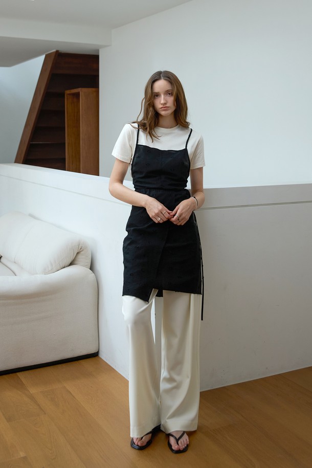 세련된 분위기를 연출하는 자가드 랩 레이어드원피스입니다. 부드러운 레이온과 나일론 혼방 소재로 제작되어 은은한 광택과 편안한 착용감을 선사합니다. 허리 스트랩 디테일과 시스루 디자인, 레이어드 스타일이 더해져 엘레강스한 무드를 자아냅니다. 슬림핏으로 여성스러운 실루엣을 강조하며, 스퀘어넥 라인이 돋보입니다. 봄, 여름 데이트룩, 카페룩, 모임룩 등 다양한 TPO에 맞춰 클래식, 미니멀, 로맨틱 스타일을 연출해보세요.
