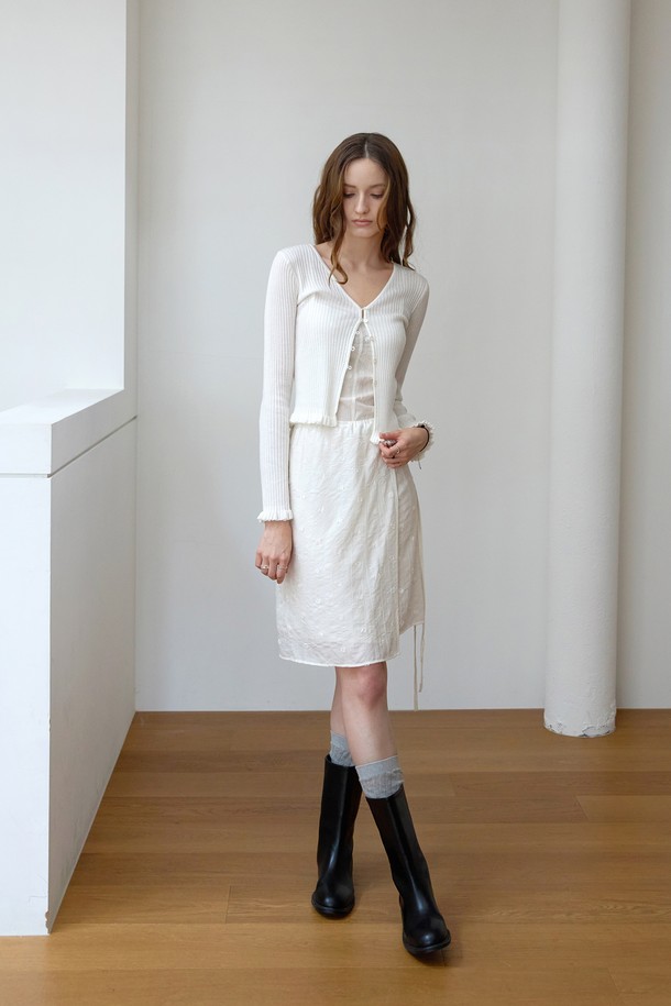 **자가드 랩 레이어드 원피스**는 우아하고 엘레강스한 분위기를 연출하는 여성용 원피스입니다. 봄, 여름 시즌에 어울리는 얇은 두께감과 부드러운 레이온, 나일론 혼방 소재로 제작되어 편안한 착용감을 선사합니다. 랩 스타일의 치마 핏과 도트, 자가드 패턴이 조화롭게 어우러져 세련된 느낌을 줍니다. 슬림핏 또는 레귤러핏으로 연출 가능하며, 허리 스트랩으로 실루엣을 조절하여 다양한 스타일을 연출할 수 있습니다. 데이트룩, 카페룩, 모임룩 등 다양한 TPO에 맞춰 클래식, 미니멀, 로맨틱 스타일을 완성해보세요.
