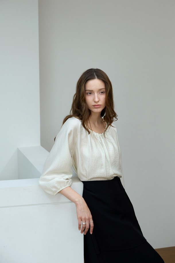 홀터 스트링 볼륨 블라우스는 여성스러운 실루엣을 연출하는 상의입니다. 부드러운 모달, 나일론, 폴리우레탄 혼방 소재로 제작되어 편안한 착용감을 선사하며, 봄, 여름 시즌에 적합합니다. 홀터넥과 보트넥으로 연출 가능한 디자인에 깊은 V넥 라인, 볼륨 소매, 스트링 디테일이 더해져 우아하고 페미닌한 무드를 자아냅니다. 특히 스트링으로 네크라인을 조절하여 다양한 스타일을 연출할 수 있으며, 은은하게 비치는 시스루 디자인으로 포인트를 더했습니다. 데이트룩, 카페룩, 모임룩 등 로맨틱하고 미니멀한 스타일을 연출하기에 좋습니다.
