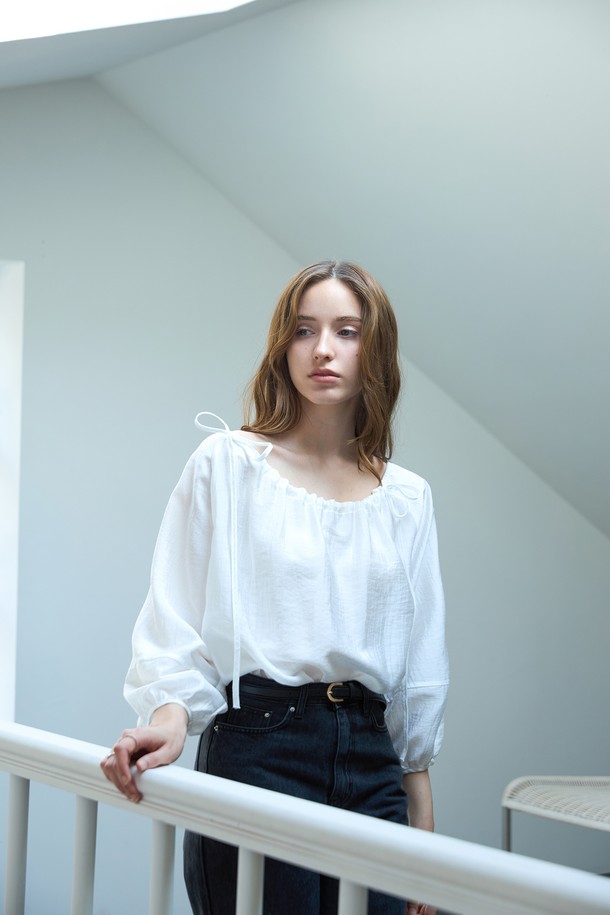 우아하고 클래식한 무드의 홀터 스트링 볼륨블라우스입니다. 부드러운 모달, 나일론, 폴리우레탄 혼방 소재로 제작되어 편안한 착용감을 선사합니다. 얇은 두께감과 반투명 디자인이 시원한 느낌을 주며, 깊은 네크라인과 홀터넥, 보트넥 디자인을 통해 다양한 스타일 연출이 가능합니다. 볼륨 소매와 주름 디테일, 스트링 디테일로 포인트를 더해 데이트룩, 카페룩, 모임룩 등 다양한 TPO에 활용할 수 있습니다. 미니멀, 로맨틱 스타일을 즐기는 여성분들께 추천합니다.
