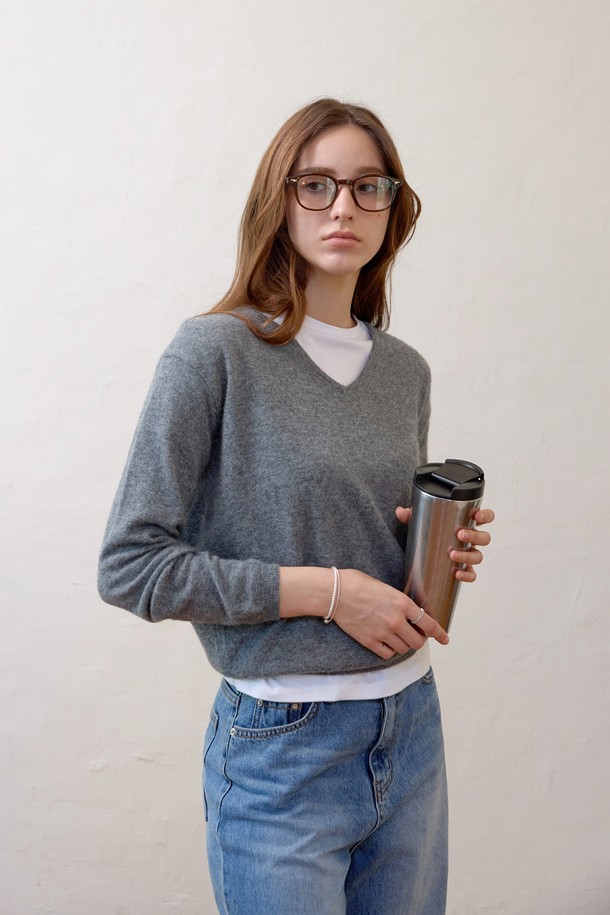 부드러운 촉감이 특징인 소프트 스텐다드 브이넥니트입니다. 알파카, 램스울, 나일론 혼방 소재로 제작되어 사계절 내내 착용 가능하며, 레귤러핏으로 편안한 착용감을 선사합니다. 베이직하고 미니멀한 스타일로 데이트룩, 카페룩 등 다양한 TPO에 활용하기 좋습니다. 소매와 밑단은 립조직 마감으로 깔끔하며, 신축성이 좋아 활동성을 높였습니다. 그레이와 아이보리 두 가지 색상으로 만나보세요.
