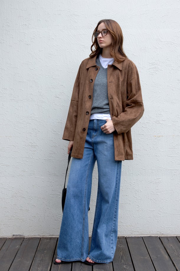 부드러운 촉감의 스퀘어 페이크 스웨이드 재킷입니다. 클래식 카라와 사이드 포켓, 힙선을 커버하는 기장으로, 자연스러운 드레이핑이 돋보이는 디자인입니다. 안감이 있어 편안하게 착용할 수 있으며, 봄, 가을에 데이트룩이나 가을 나들이룩으로 활용하기 좋습니다. 루즈핏으로 제작되어 베이직하면서도 캐주얼한 스타일을 연출할 수 있으며, 무지 패턴의 브라운 컬러로 미니멀하고 클래식한 분위기를 더합니다. 긴소매의 버튼 여밈 방식이며, 폴리에스테르와 폴리우레탄 혼방 소재로 제작되었습니다.
