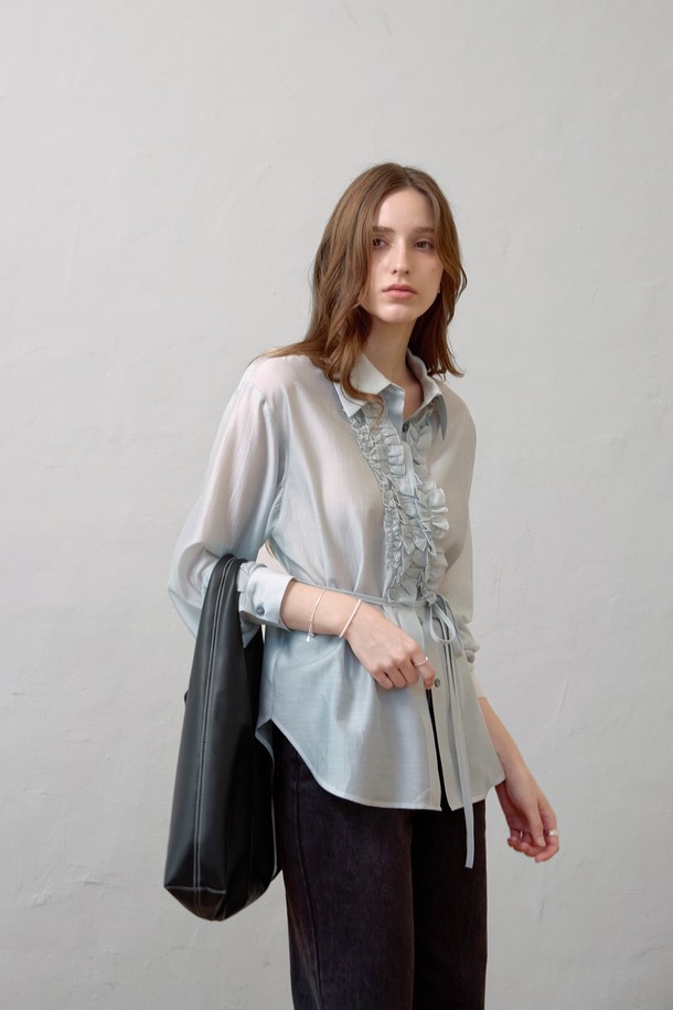 **텐셀 소프트 프릴블라우스**는 부드러운 촉감이 특징인 여성 의류로, 봄, 여름 계절에 어울리는 블라우스입니다. 우아하고 페미닌한 스타일을 연출하며, 칼라넥과 긴소매, 루즈핏으로 편안하면서도 세련된 핏을 선사합니다. 민트 아이보리, 아이보리 두 가지 색상으로 출시되었으며, 프릴 디테일과 히든 버튼, 라운드 밑단, 은은한 광택감이 특징입니다. 벨트가 포함되어 허리 라인을 강조하여 다양한 스타일을 연출할 수 있으며, 데이트룩, 오피스룩, 모임룩 등 TPO에 맞춰 폭넓게 활용 가능합니다. 레이온, 나일론, 아세테이트 혼방 소재로 제작되었으며, 비침이 있으니 이너웨어 착용을 권장합니다.
