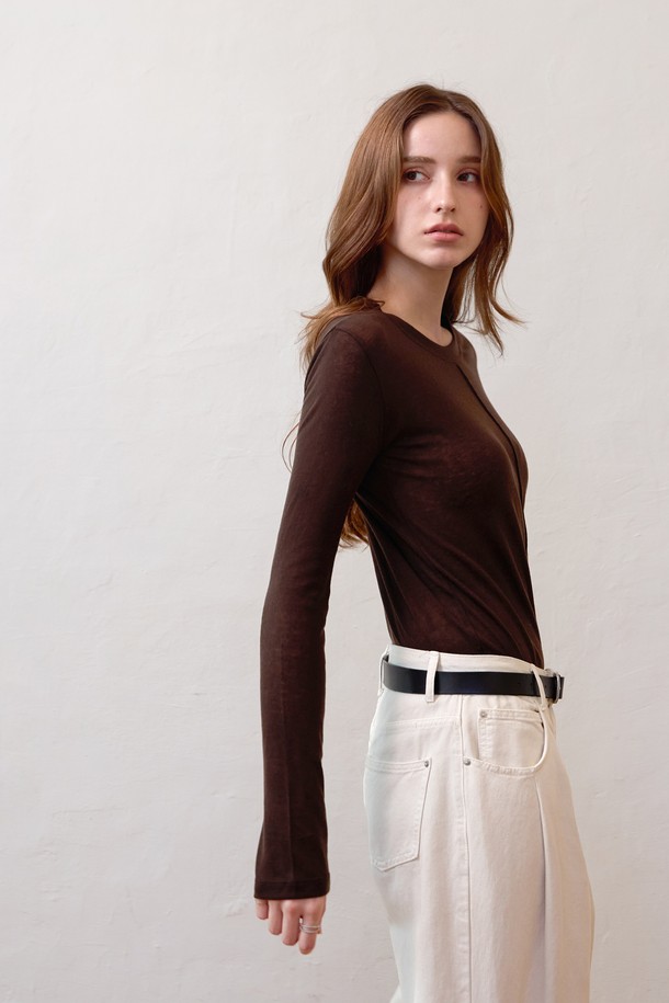 울(wool)과 텐셀 혼방 소재의 여성용 핀턱 라운드 티셔츠입니다. 부드러운 촉감과 얇은 두께감으로 봄, 가을철에 활용하기 좋으며, 슬림핏으로 여성스러운 실루엣을 연출합니다. 베이직하고 미니멀한 디자인으로 다양한 스타일 연출에 용이하며, 핀턱 디테일이 은은한 포인트를 더합니다. 브라운, 브라운/화이트 두 가지 색상으로 출시되었으며, 단독 또는 이너로 착용 가능합니다. 데이트룩, 카페룩과 같은 TPO에 맞춰 스타일링해보세요.
