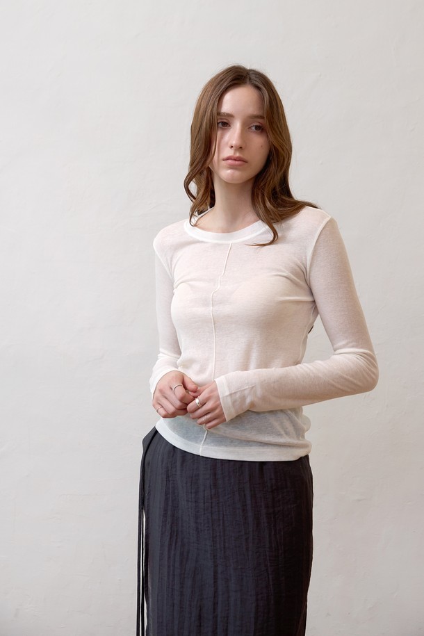 부드러운 울과 레이온 혼방 소재로 제작된 여성용 라운드넥 티셔츠입니다. 슬림핏 디자인과 긴 소매 기장으로, 봄, 가을 시즌에 단독 또는 이너로 활용하기 좋습니다. 브라운 및 브라운/화이트 두 가지 컬러로 출시되었으며, 앞면 핀턱 디테일과 골지 패턴이 특징입니다. 은은하게 비치는 얇은 두께감으로 데이트룩, 카페룩 등 다양한 TPO에 클래식, 미니멀, 캐주얼 스타일로 연출할 수 있습니다. 신축성이 있어 편안한 착용감을 선사합니다.
