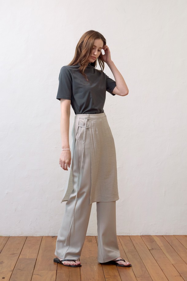 세련된 레이어드 스타일을 연출하는 여성용 세미 와이드 팬츠 세트입니다. 미니멀하고 베이직한 디자인으로, 봄, 가을에 어울리는 긴 기장의 편안한 루즈핏을 제공합니다. 부드러운 촉감과 무지 패턴의 그레이 컬러가 어떤 상의와도 쉽게 매치되어 활용도가 높습니다. 허리 밴딩 처리로 편안함을 더했으며, 레이어드 스타일 연출로 개성 있는 룩을 완성할 수 있습니다.
