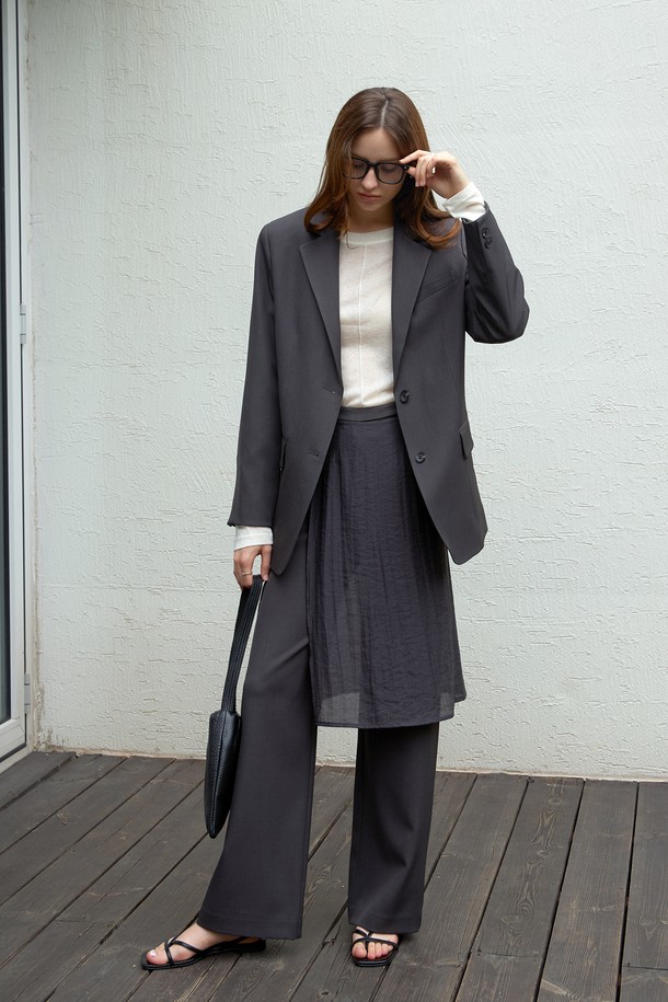 미니멀하고 세련된 스타일을 연출하는 여성 레이어드 세미 와이드 팬츠 세트입니다. 봄, 가을 시즌에 적합하며, 모던하면서도 클래식한 무드를 자아냅니다. 블랙 컬러의 무지 디자인으로 어떤 상의와도 쉽게 매치하여 다양한 스타일을 연출할 수 있습니다. 루즈핏의 세미 와이드 핏으로 편안함과 스타일리시함을 동시에 만족시킵니다. 레이어드 디자인이 돋보이는 이 세트는 일상에서 개성 있는 룩을 완성해 줍니다.
