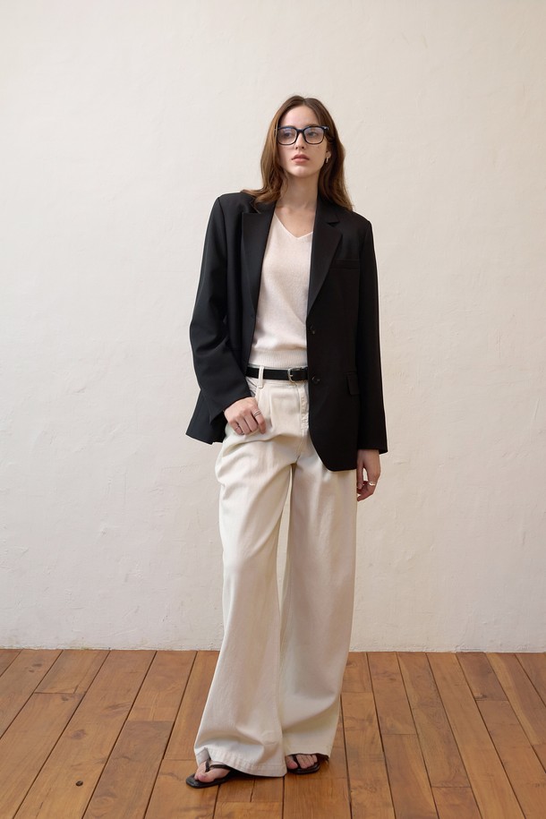 세련된 스타일을 완성해 줄 에센셜 싱글 테일러드 재킷입니다. 블랙, 브라운, 브라운그레이 3가지 색상으로 출시되어, 여성분들의 데일리룩과 오피스룩, 출근룩에 활용하기 좋습니다. 봄, 가을 시즌에 적합하며, 부드러운 촉감의 폴리에스테르와 폴리우레탄 혼방 소재로 제작되어 편안하게 착용할 수 있습니다. 레귤러 핏과 루즈핏 두 가지 스타일로 선보이며, 싱글 버튼 여밈과 투버튼 디테일, 플랩 포켓, 클린 실루엣, 스탠다드 컷 디자인이 특징입니다. 안감이 있어 더욱 안정감 있는 착용감을 선사합니다.
