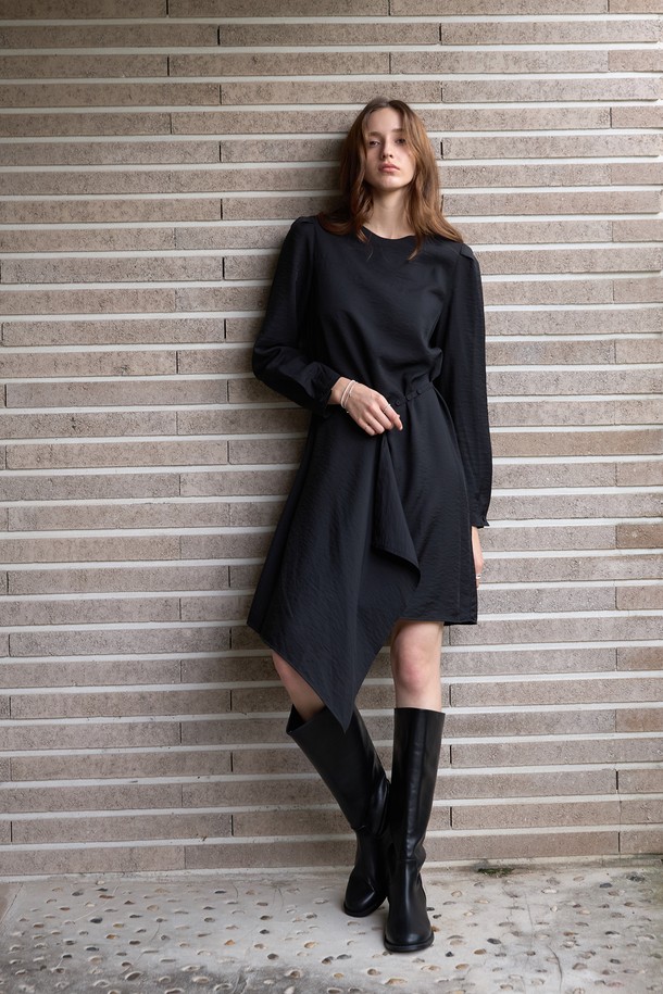 우아하고 로맨틱한 분위기를 연출하는 라인 볼륨 랩원피스입니다. 부드러운 레이온, 나일론, 폴리에스테르 혼방 소재로 제작되어 편안한 착용감을 선사합니다. 허리 라인 버튼 디테일, 앞면 플리츠 디테일, 볼륨 소매, 무릎 기장, 플로잉 실루엣이 특징이며, 블랙과 아이보리 두 가지 컬러의 스트라이프 패턴으로 만나보실 수 있습니다. 데이트룩, 모임룩, 소개팅룩 등 특별한 날, 당신의 스타일을 더욱 돋보이게 할 아이템입니다. 봄, 가을 시즌에 적합하며, 레귤러핏 라운드넥 디자인에 안감이 있어 비침 걱정 없이 착용 가능합니다.
