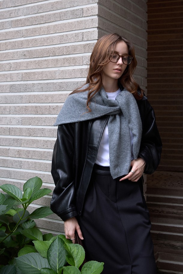 블랙 컬러의 페이크 레더 블루종 재킷입니다. 뻣뻣한 촉감과 두꺼운 두께감으로 제작되었으며, 오버핏 디자인으로 캐주얼하고 스트릿한 스타일을 연출합니다. 봄, 가을 시즌에 착용하기 좋으며, 일상 및 모임룩에 활용하기 좋습니다. 리브 디테일과 집업 방식으로 포인트를 더했으며, 긴 소매 기장으로 안정감을 줍니다.
