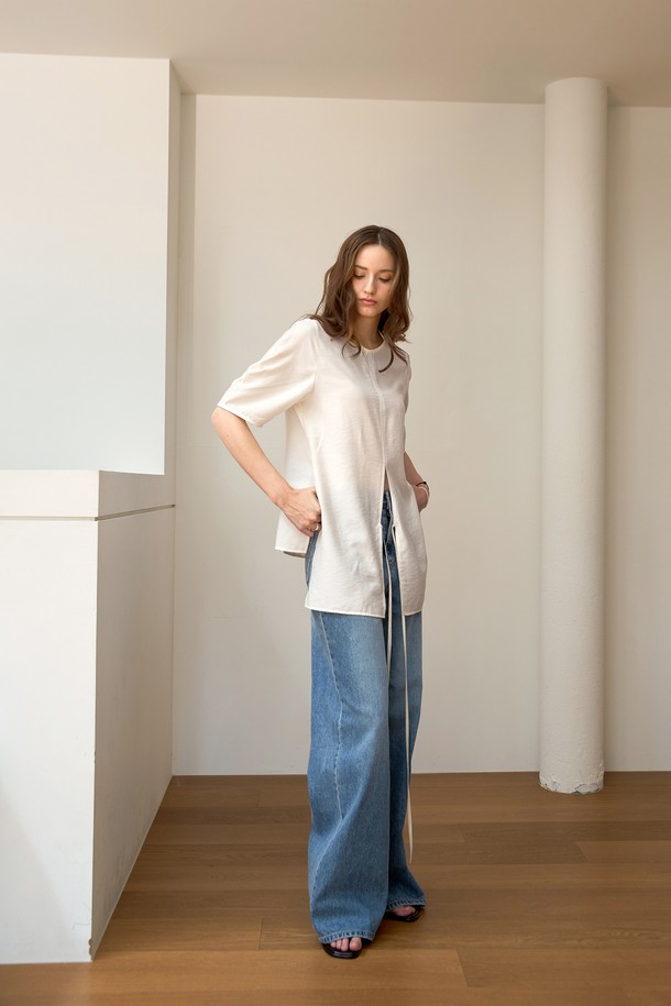 세련된 라인 볼륨 랩 블라우스입니다. 부드러운 레이온과 나일론 혼방 소재로 제작되어 편안한 착용감을 선사하며, 은은하게 비치는 반투명 얇은 두께감으로 시원하게 즐길 수 있습니다. 라운드넥 디자인에 뒷목 버튼 여밈과 앞 트임 디테일이 여성스러운 분위기를 더하고, 조절 가능한 스트링으로 허리 라인을 잡아주어 더욱 슬림해 보이는 효과를 줍니다. 벌룬 소매와 스트라이프 패턴이 페미닌한 무드를 강조하며, 그레이, 그레이블루, 아이보리 세 가지 컬러로 만나보실 수 있습니다. 데이트룩, 카페룩, 모임룩 등 다양한 TPO에 클래식하고 미니멀한 스타일로 연출해보세요.
