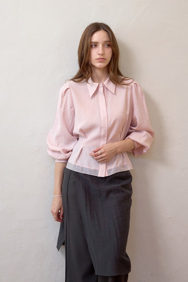**블럭 스트랩 텐셀블라우스**는 여성스러운 실루엣을 연출하는 텐셀 소재의 블라우스입니다. 핑크와 화이트 두 가지 색상으로 제공되며, 봄과 여름에 잘 어울립니다. 부드러운 촉감과 얇은 두께감으로 편안하게 착용할 수 있으며, 허리 플리츠와 벨 슬리브, 볼륨 소매 디테일이 우아하고 페미닌한 무드를 선사합니다. 수지 칼라, 히든 버튼, 시스루 소재 포인트가 특징이며, 허리 벨트가 포함되어 있어 다양한 스타일을 연출할 수 있습니다. 데이트룩, 모임룩, 소개팅룩과 같은 TPO에 클래식, 로맨틱, 미니멀 스타일을 더해보세요.
