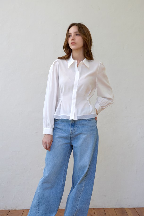 **블럭 스트랩 텐셀 블라우스**는 봄, 여름 시즌 여성 고객을 위한 우아하고 페미닌한 블라우스입니다. 핑크와 화이트 두 가지 색상으로 출시되었으며, 슬림핏 레귤러 기장으로 제작되었습니다. 수지 칼라 넥 라인과 허리 플리츠 디테일, 벨 슬리브, 시스루 소재 포인트가 특징입니다. 부드러운 촉감의 폴리에스테르, 나일론, 레이온 혼방 소재로 제작되어 편안한 착용감을 선사합니다. 데이트룩, 카페룩, 모임룩 등 다양한 TPO에 클래식, 로맨틱, 미니멀 스타일로 연출하기 좋습니다.
