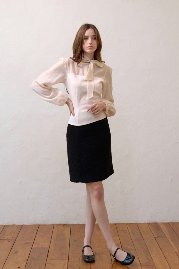 "타이 뷔스티에블라우스"는 여성스러운 실루엣을 완성하는 상의입니다. 부드러운 면, 폴리에스테르, 폴리우레탄, 레이온 혼방 소재로 제작되어 봄, 여름 시즌에 시원하게 착용할 수 있습니다. 라운드넥에 슬림핏으로 우아하고 페미닌한 무드를 연출하며, 타이 디테일과 벌룬 소매가 특징입니다. 뒷면 버튼 여밈과 반투명 소재, 신축성 있는 저지 소재가 편안한 착용감을 선사합니다. 데이트룩, 카페룩, 모임룩 등 다양한 TPO에 클래식, 미니멀, 로맨틱 스타일로 연출해보세요.
