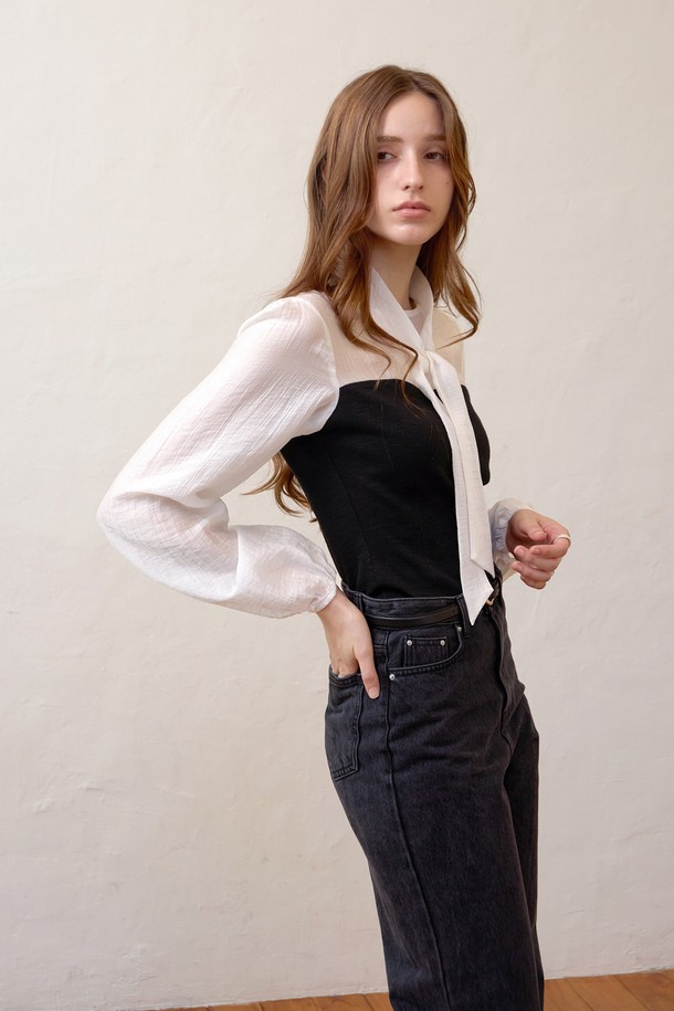 세련된 무드의 타이 뷔스티에블라우스입니다. 부드러운 촉감의 면, 폴리에스테르, 폴리우레탄 혼방 소재로 제작되었으며, 봄, 여름 시즌에 착용하기 좋습니다. 페미닌하고 우아한 분위기를 연출하며, 슬림핏의 레귤러 기장으로 날씬한 실루엣을 강조합니다. 벌룬 소매와 시스루 소재, 레이어드 디자인, 뷔스티에 스타일이 특징이며, 뒷넥 버튼으로 간편하게 여밀 수 있습니다. 데이트룩, 카페룩, 모임룩 등 다양한 TPO에 클래식, 로맨틱, 미니멀 스타일로 연출해보세요. 화이트와 베이지 두 가지 컬러로 만나보실 수 있습니다.
