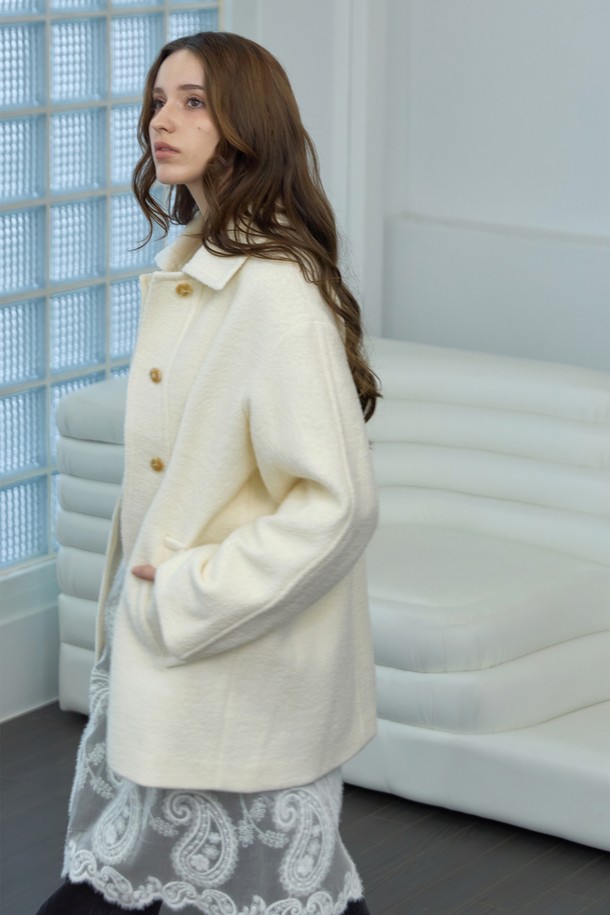 세련된 스타일을 완성하는 히든버튼 울 하프코트입니다. 부드러운 촉감의 울 소재로 제작되어 가을과 겨울, 따뜻하고 포근하게 착용할 수 있습니다. 미니멀하고 클래식한 디자인으로 오피스룩, 출근룩, 모임룩 등 다양한 TPO에 활용 가능하며, 시크하고 세련된 스타일을 연출합니다. 아이보리와 화이트 두 가지 컬러로 출시되어, 취향에 맞게 선택할 수 있습니다. 히든 버튼 디테일과 레귤러핏으로 깔끔하고 세련된 실루엣을 선사합니다.
