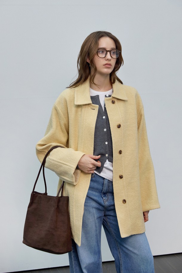 베이직하고 클래식한 무드의 여성 울 하프코트입니다. 넉넉한 루즈핏으로 편안한 착용감을 선사하며, 가을과 겨울 시즌에 따뜻하게 입을 수 있습니다. 히든 버튼 디테일이 깔끔한 실루엣을 연출하며, 출근룩, 오피스룩, 모임룩 등 다양한 TPO에 활용 가능합니다. 미니멀하고 시크한 스타일을 연출하기 좋으며, 무지 디자인으로 어떤 옷에도 쉽게 매치할 수 있습니다. 
