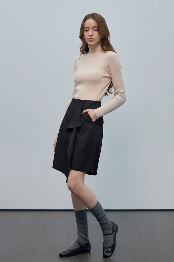 미니멀하고 세련된 스타일의 여성용 드레이프 랩 하프팬츠입니다. 부드럽게 드레이핑되는 랩 디자인과 루즈핏으로 편안하면서도 스타일리시한 핏을 연출합니다. 시원하고 얇은 두께감으로 봄, 여름, 가을 시즌에 활용하기 좋으며, 블랙 컬러의 무지 디자인으로 어떤 상의와도 쉽게 매치할 수 있습니다. 일상복으로 활용도가 높으며, 모던하고 심플한 룩을 완성해 줍니다.
