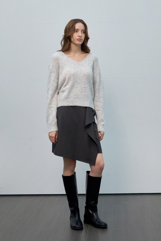 미니멀하고 세련된 무드의 여성용 "드레이프 랩 하프팬츠"입니다. 부드러운 폴리에스테르 소재로 제작되어 편안한 착용감을 선사하며, 봄, 가을 시즌에 적합합니다. 랩 스타일 디자인과 드레이프 디테일이 돋보이며, 하이웨이스트로 다리가 길어 보이는 효과를 줍니다. 루즈핏으로 활동성을 높였으며, 블랙 컬러의 무지 디자인으로 다양한 상의와 매치하기 좋습니다. 일상복으로 활용하기 좋은, 모던하고 미니멀한 스타일의 하프 팬츠입니다.
