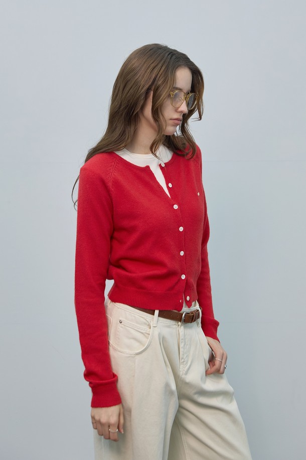 부드러운 니트 소재의 베이직 플레인 라운드 가디건입니다. 여성 의류로, 봄, 가을에 착용하기 좋은 얇은 두께의 레귤러핏 가디건입니다. 톤 다운된 레드 컬러에 무지 패턴으로 심플하고 캐주얼한 스타일을 연출합니다. 라운드 넥 디자인에 긴 소매 기장, 버튼 여밈 방식으로 편안하게 착용할 수 있습니다. 기본 디자인으로 다양한 룩에 활용하기 좋은 데일리 아이템입니다.
