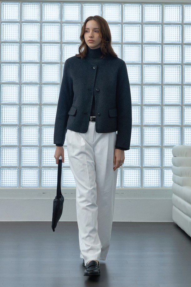 세련된 여성의 스타일을 완성하는 클래식 핸드메이드 라운드 재킷입니다. 봄, 가을 시즌에 어울리는 블랙 컬러의 크롭 기장 재킷으로, 울 소재 특유의 두꺼움과 뻣뻣한 촉감이 특징입니다. 라운드넥 디자인과 핸드메이드 디테일이 고급스러움을 더하며, 레귤러핏으로 편안하게 착용 가능합니다. 오피스룩, 출근룩, 모임룩 등 다양한 TPO에 미니멀하고 시크한 스타일을 연출해보세요.
