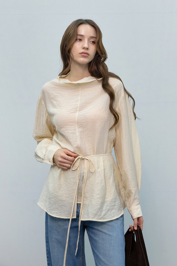 우아하고 페미닌한 무드의 하이넥 투웨이 블라우스 세트입니다. 아이보리와 베이지 두 가지 색상으로 만나볼 수 있으며, 봄, 가을에 입기 좋습니다. 부드러운 레이온과 폴리에스테르 혼방 소재로 제작되어 편안한 착용감을 선사합니다. 백넥 버튼 여밈과 허리 랩 디자인으로 포인트를 더했으며, 라운드 밑단과 긴 소매 기장으로 여성스러운 실루엣을 연출합니다. 투웨이 스타일링이 가능하며 비침이 있으니, 이너 착용을 권장합니다. 데이트룩, 카페룩, 모임룩 등 다양한 TPO에 클래식, 미니멀, 로맨틱 스타일로 연출해보세요.
