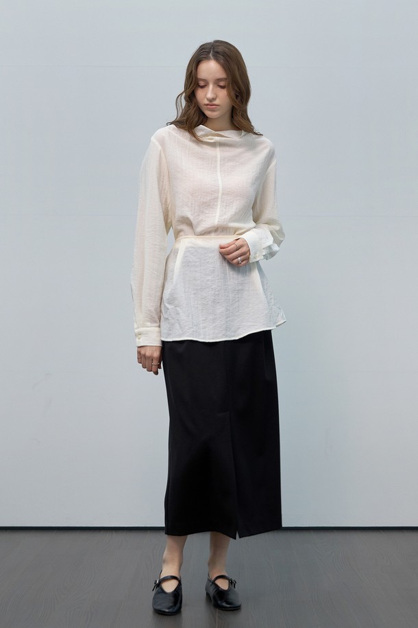 **하이넥 투웨이 블라우스 세트**는 우아하고 페미닌한 스타일을 연출하는 여성 의류입니다. 아이보리와 베이지 두 가지 색상으로 출시되었으며, 봄, 여름 시즌에 착용하기 좋습니다. 부드러운 레이온과 폴리에스테르 혼방 소재로 제작되어 편안한 착용감을 선사합니다. 하이넥 디자인과 긴 소매, 루즈핏으로 제작되었으며, 백넥 버튼 여밈과 허리 랩 디자인, 라운드 밑단, 시스루 소재, 투웨이 스타일링이 가능한 것이 특징입니다. 데이트룩, 카페룩, 모임룩 등 다양한 TPO에 클래식, 미니멀, 로맨틱한 무드로 연출해보세요.
